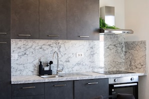 Fridge, oven, stovetop, dishwasher
