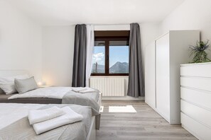2 bedrooms, iron/ironing board, internet, bed sheets