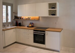 Frigorifero, microonde, forno, piano cottura