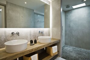 Doccia, asciugamani, sapone, shampoo