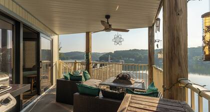 Cute Little Boho Condo-Pet Friendly- Next Door to Pool- Boat Slip- Completely Remodeled- Less than 10 min from Amphitheater
