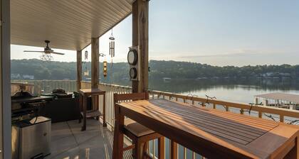 Cute Little Boho Condo-Pet Friendly- Next Door to Pool- Boat Slip- Completely Remodeled- Less than 10 min from Amphitheater