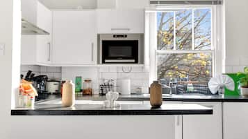 Jääkaappi, mikroaaltouuni, uuni, liesi