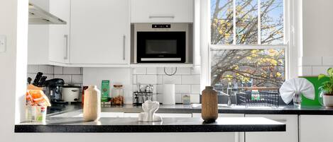 Kühlschrank, Mikrowelle, Ofen, Herdplatte