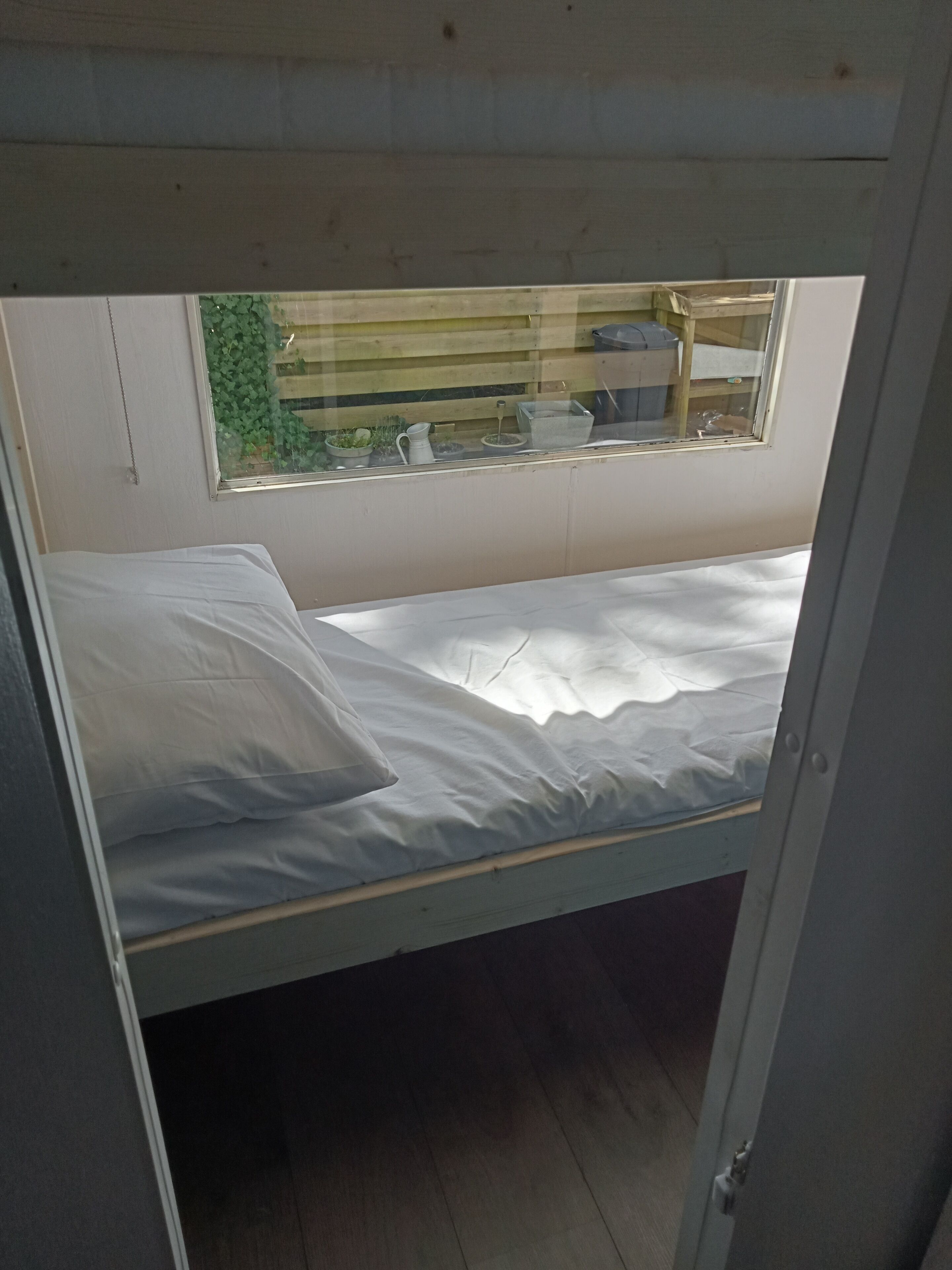 2 makuuhuonetta, työpöytä, silitysrauta/-lauta, vauvan matkasänky