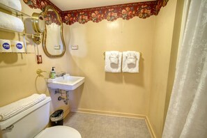 Een haardroger, handdoeken