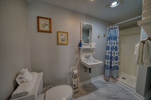 Sèche-cheveux, serviettes fournies