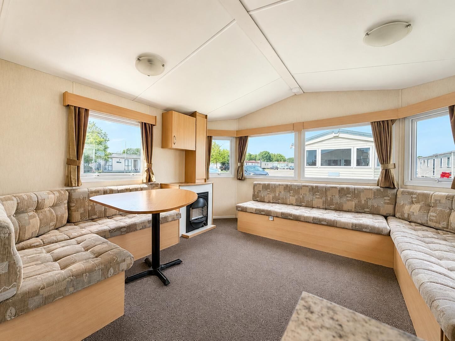 Cosy 8 Berth Caravan At Highfield Grange Holiday Park In Essex Ref 26724wr - Clacton-on-Sea