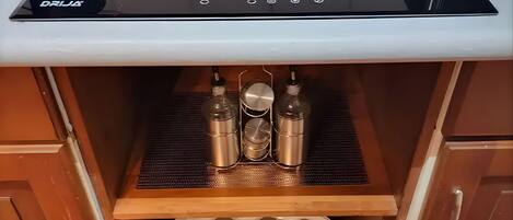 Refrigerador, microondas, parrilla de estufa y cafetera y tetera