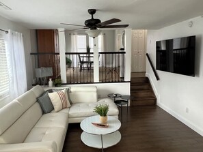 Living area - 3-bedroom house in wonderful Colorado Springs with AC & WiFi (Colorado Springs)