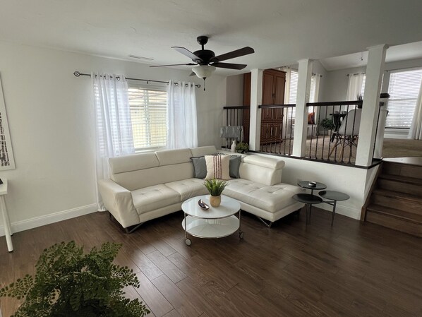 Living area - 3-bedroom house in wonderful Colorado Springs with AC & WiFi (Colorado Springs)