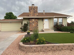 Exterior - 3-bedroom house in wonderful Colorado Springs with AC & WiFi (Colorado Springs)