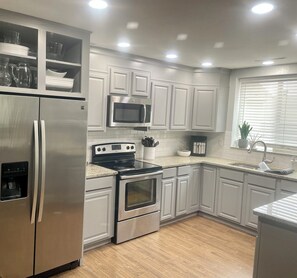 Private kitchen - 3-bedroom house in wonderful Colorado Springs with AC & WiFi (Colorado Springs)