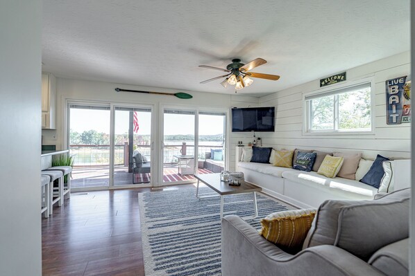 Smart TV - Lakefront Paradise with Stunning Views – Your Perfect Getaway! (Falls of Rough)