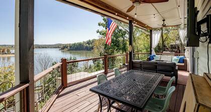 Romantic Cozy Lakefront Escape-Stunning Views-Winter Retreat