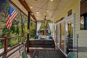 Outdoor dining - Lakefront Paradise with Stunning Views – Your Perfect Getaway! (Falls of Rough)