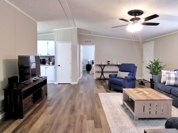 Living area - Backwoods Milton House 3BR&2bath 3 Miles from VIR (Milton)