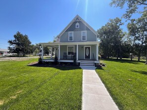 Exterior - Historic Farmhouse Haven with quick access to 1-80 to enjoy Omaha or Lincoln (Gretna)
