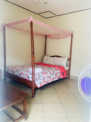 Eenvoudige eenpersoonskamer | Een bureau, een laptopwerkplek, gratis wifi