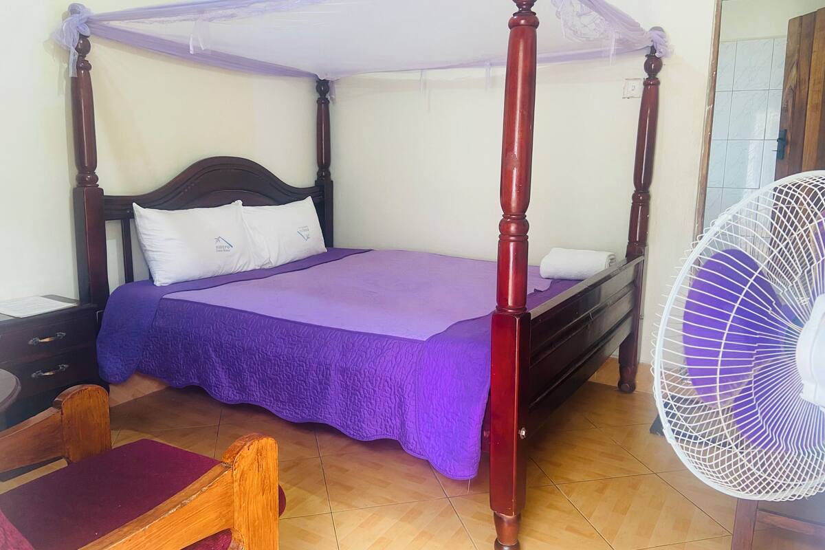 Basic Double Room | Desk, laptop workspace, WiFi (free)
