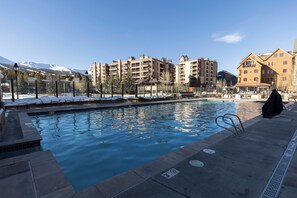 Outdoor pool, a heated pool - Marriott Ski in Ski out Slope View Luxury Studio Villa Full Kitchen Sleep 4 (Breckenridge)
