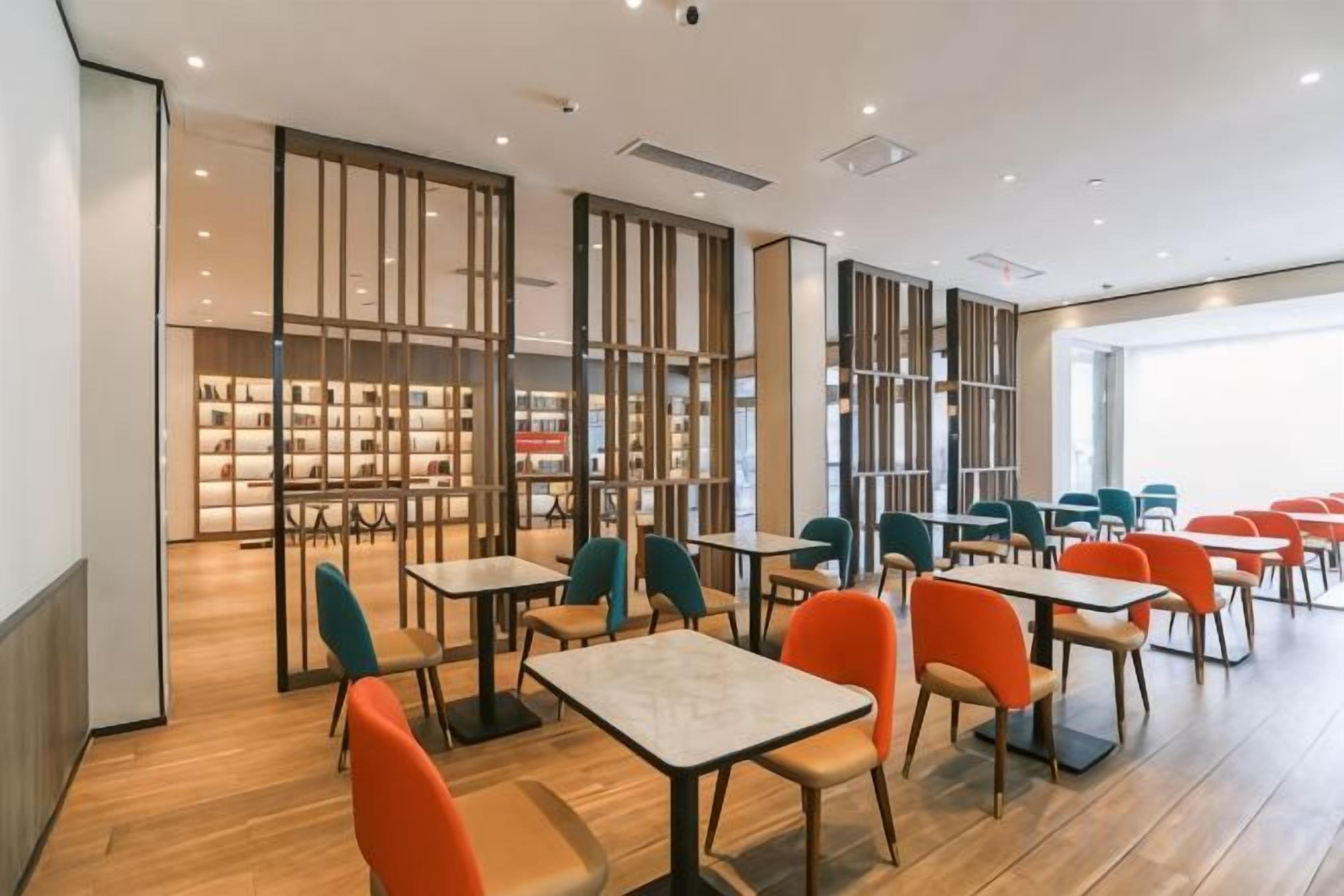 Een moderne binnenruimte met tafels en stoelen, geschikt voor diner of vergaderingen.