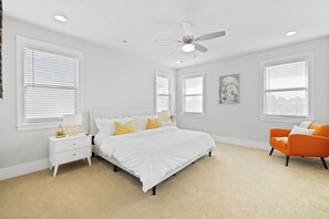 3 chambres, bureau, fer et planche à repasser, lit de bébé portatif