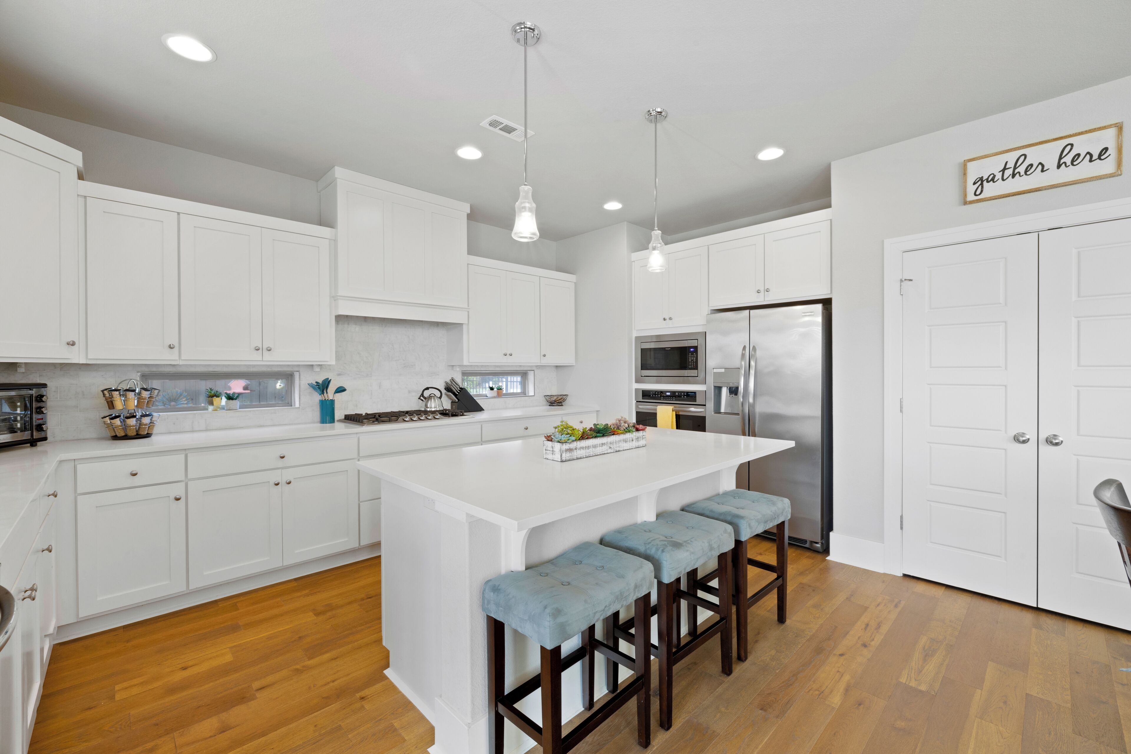 Kylskåp, mikrovågsugn, ugn och spishäll