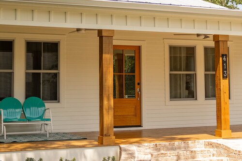 Perfect location in Ocean Springs! Walk to downtown & beach! Mother's Place