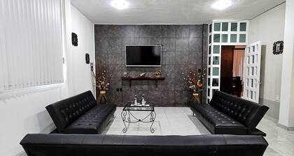 Charming and spacious house 5 min from Plaza Paseo, ideal for families or groups.