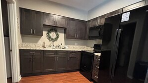 Private kitchen - Riverside Retreat 2 ~ One Story ~ 3bd/2ba ~ Steps to the River & Main St (Madison)