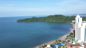 A coastal hotel with a large swimming pool, beach access, and a view of the sea. - 06E Floor to Ceiling Oceanview Resort  (Veracruz)