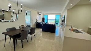 Luksusleilighet, strandutsikt | Oppholdsområde