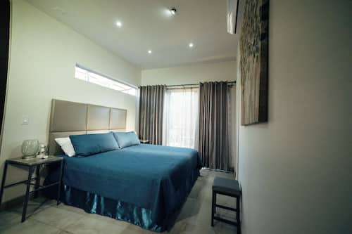 Chambre, 1 très grand lit | 1 chambre, fer et planche à repasser, accès au Wi-Fi (inclus)