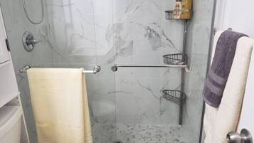 Dusche, Haartrockner, Handtücher, Seife