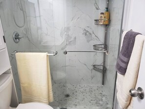 Dusj, hårføner, håndklær og såpe