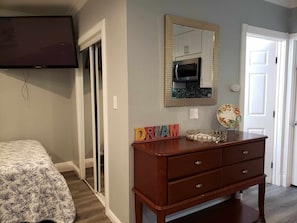 1 bedroom, free WiFi, bed sheets - Cozy studio with private entrance in quiet neighborhood. Pet-Friendly. (Pomona)