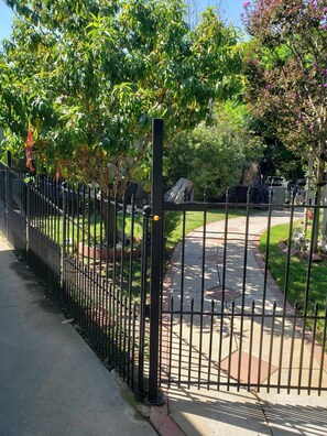 Property grounds - Cozy studio with private entrance in quiet neighborhood. Pet-Friendly. (Pomona)