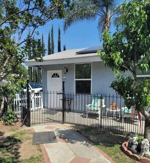 Property grounds - Cozy studio with private entrance in quiet neighborhood. Pet-Friendly. (Pomona)