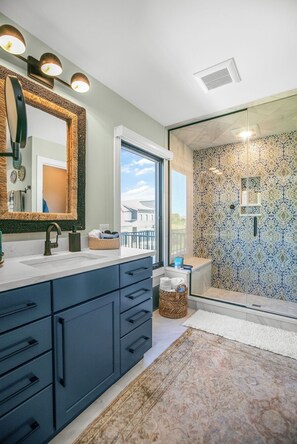 Shower, hair dryer, bidet, towels