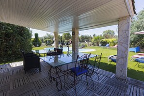 Hồ bơi ngoài trời phục vụ theo mùa 