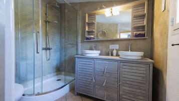 Chambre Quadruple Familiale | Salle de bain | Serviettes fournies, savon, shampoing, papier toilette