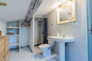 Deluxe Double Room, Balcony, Mountain View | Bathroom | Towels, soap, shampoo, toilet paper - Chambre d'hôtes - B&B - Grand Luberon chez Manon en Luberon (Lagnes)
