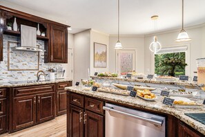 High chair - Atlanta Luxurious 6000 SqFt 9 Bedrooms w/ Hot Tub (Stockbridge)