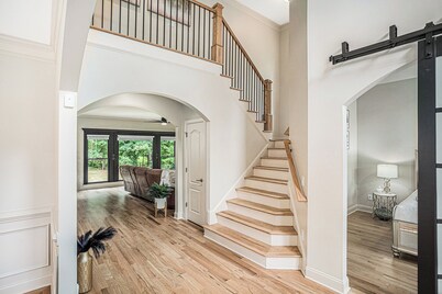 Atlanta Luxurious 6000 SqFt 9 Bedrooms w/ Hot Tub