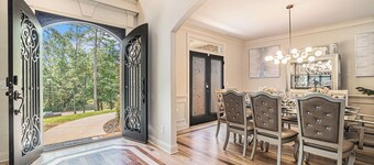 Atlanta Luxurious 6000 SqFt 9 Bedrooms w/ Hot Tub