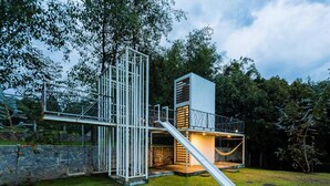 A modern outdoor structure with a slide, a staircase, and a metal fence. - Casa Paraíso, Valle de Bravo. (Valle de Bravo)