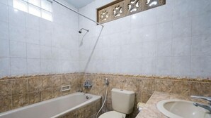 Une salle de bain avec une baignoire, des toilettes et un lavabo.