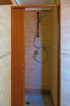 Bruser, hårtørrer, bidet, håndklæder