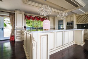 Fridge, microwave, oven, stovetop - Belle Mer - Upscale Seaside Escape w/ Ocean View, 5 Bedrooms & High Speed Wifi (Palos Verdes Estates)